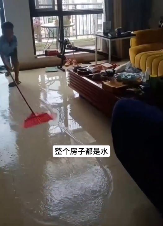 李女士買入的高仿智能馬桶自爆，令家中全屋熏黑及泡水。抖音＠TV現場女