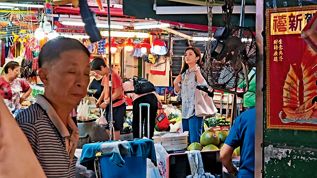 阿Sa在筲箕灣街市開工拍攝。