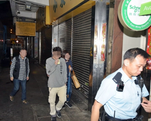 男事主（灰衣男）在其父親陪同下送院。