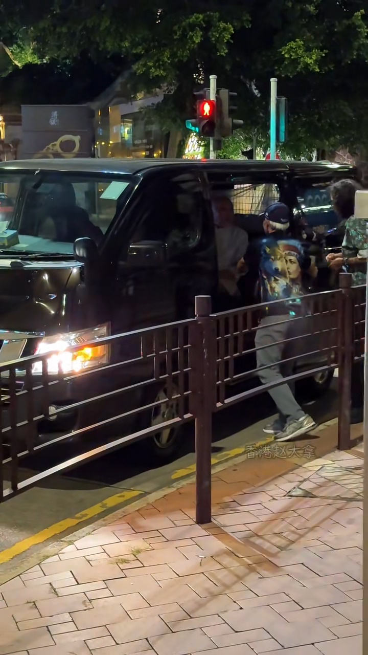 盧海鵬整個身子進車後,要用十秒鐘才能坐低。 盧海鵬整個身子進車後,要用十秒鐘才能坐低。