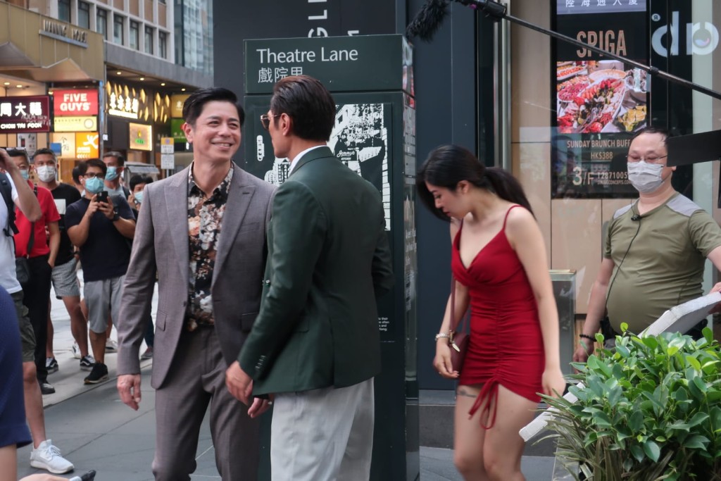 鏡頭外何啟南和黃德斌笑晒口。