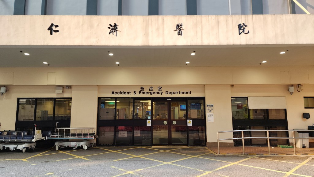 事主送仁濟醫院搶救,惜告不治。黃文威攝 事主送仁濟醫院搶救,惜告不治。黃文威攝