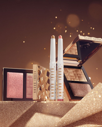 Bobbi Brown為節日推出持久炫彩眼影筆/各/$290,輕輕一掃便畫出閃耀動人的眼妝。柔絲炫金雙色光影盤/各$420 ,高效珍珠粉末細緻光滑,配上全新色調,提升面部輪廓及立體光芒,散發肌膚自然光澤感。