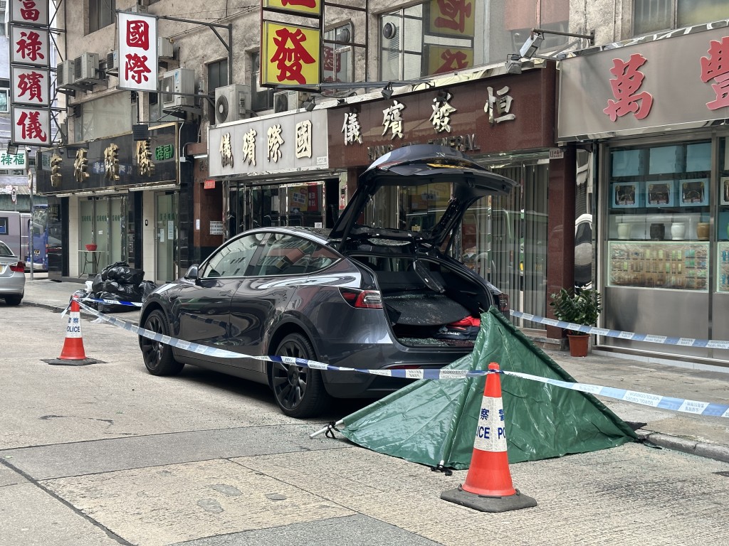 停泊路邊的Tesla被壓毀車尾。梁國峰攝