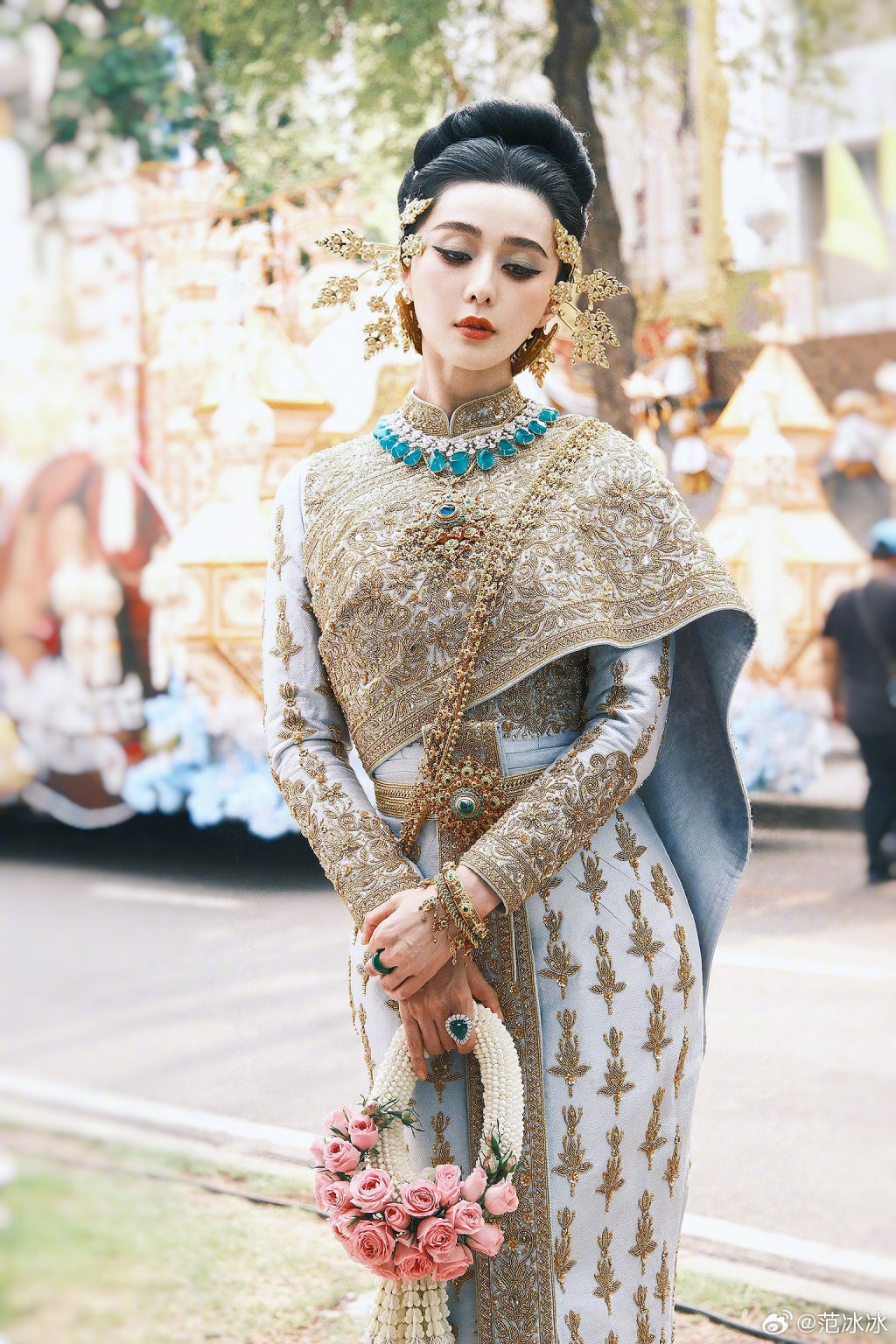 日前范冰冰应邀去泰国，身穿泰服的她亦是特别戴上闺密品牌的珠宝。