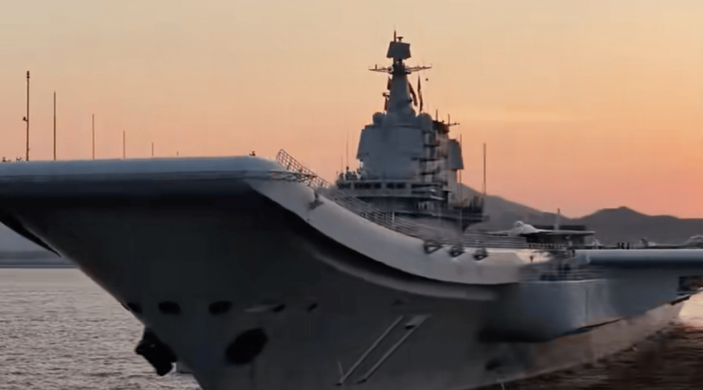 山東艦在黃昏夕陽之下。 山東艦在黃昏夕陽之下。