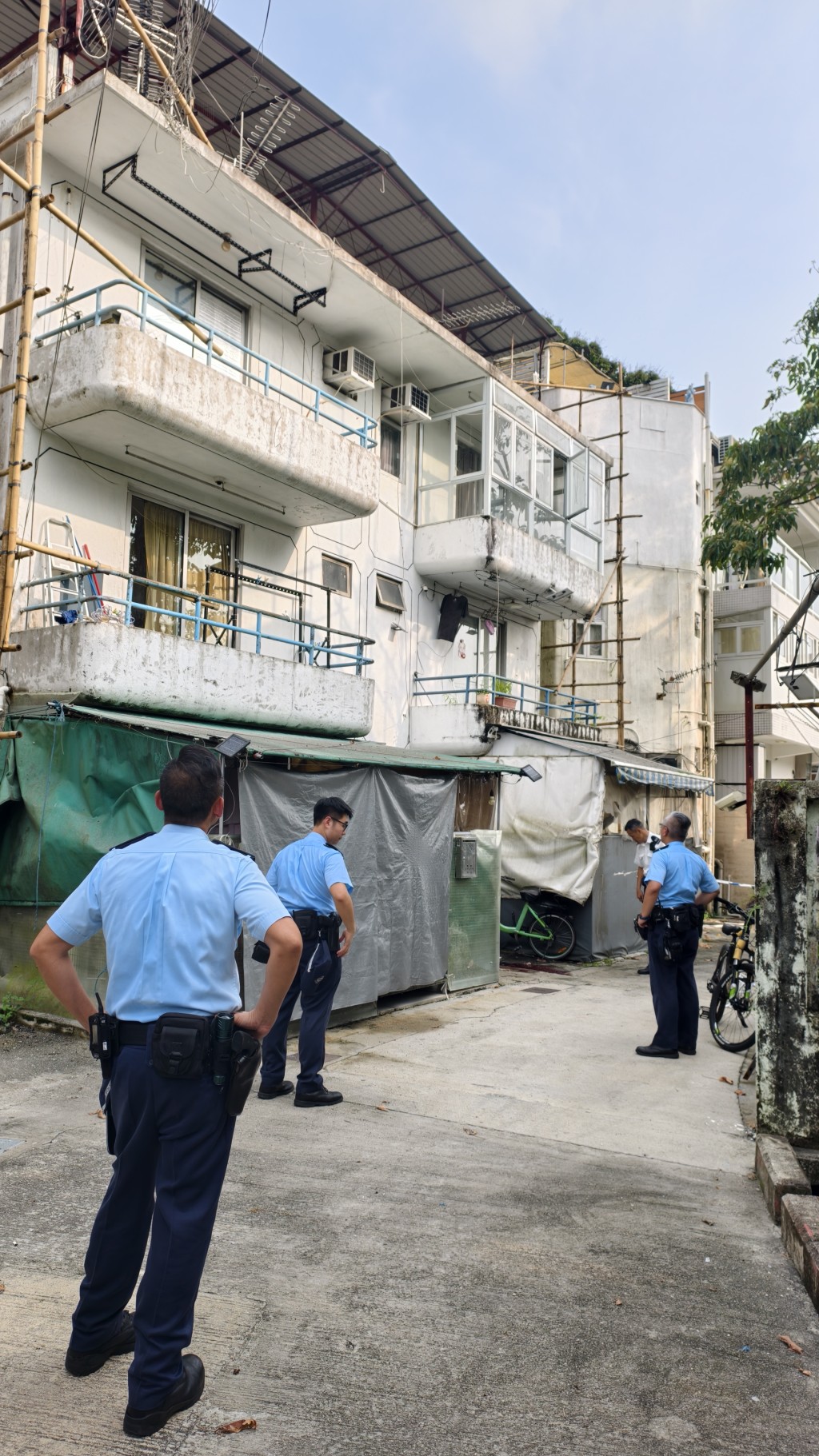 大批警方到場調查。 大批警方到場調查。