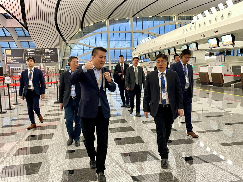 林世雄（右二）昨日參觀北京大興國際機場航站樓，了解機場的運作。