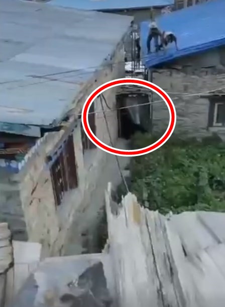 網上流傳一段兩名工人懷疑逃避黑熊爬上屋頂的片段。網上截圖