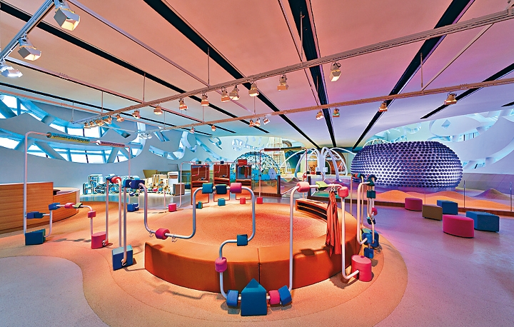 第一層的Future Heroes專為小朋友而設,透過一系列互動遊戲,激發他們的想像力與潛能,藉以發展成為「未來的英雄」。