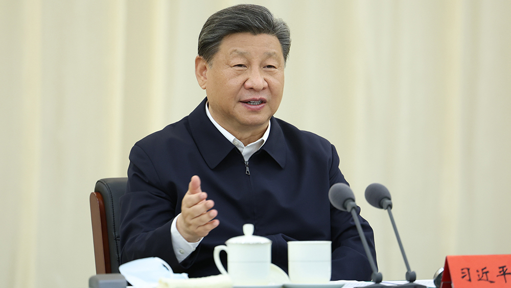 習近平在內蒙古巴彥淖爾主持召開加強荒漠化綜合防治和推進「三北」等重點生態工程建設座談會並發表重要講話。新華社