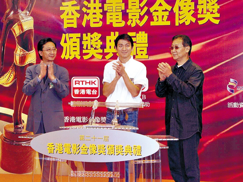 吳錫輝70年代加入港台，至2006年提早退休，曾任職香港電台副廣播處長。