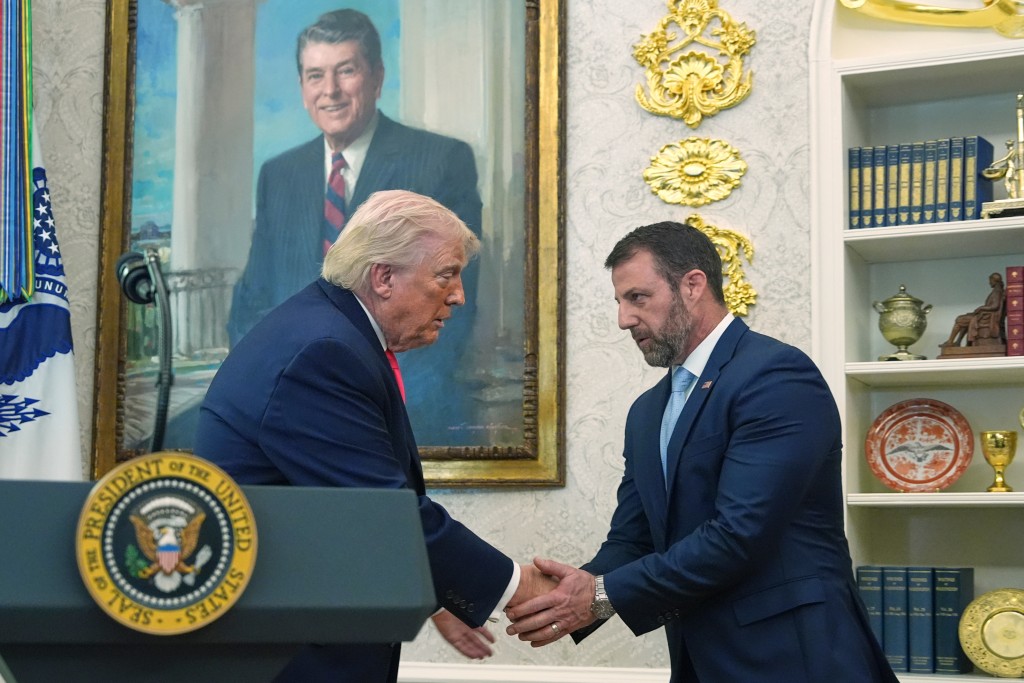 据阿曼政治分析家引述消息透露，美国总统特朗普正向海湾盟友施压，要求其承担高昂的军费开支。美联社