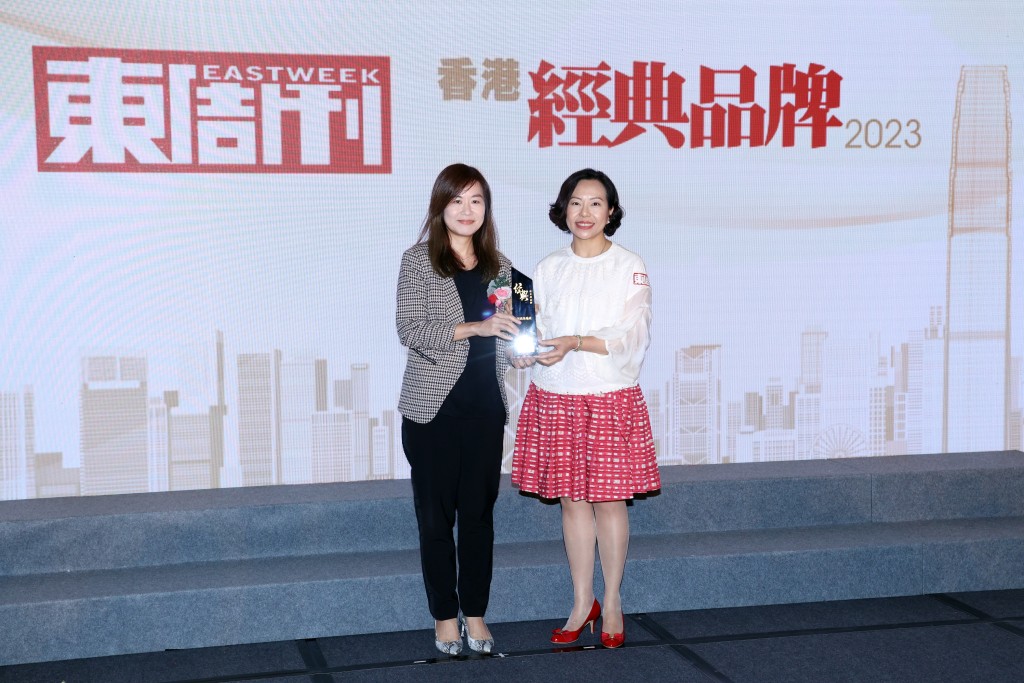 新鴻基地產獲頒「殿堂級品牌」大獎，由公司傳訊高級經理何苑君（左）代表領獎。