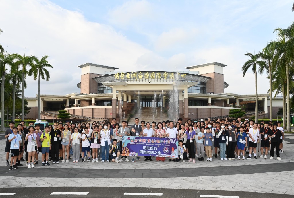 百名来自香港不同学校的中学生前往海南省进行为期五天的交流学习。