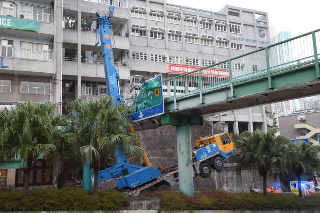 吊臂車車頭被升起。