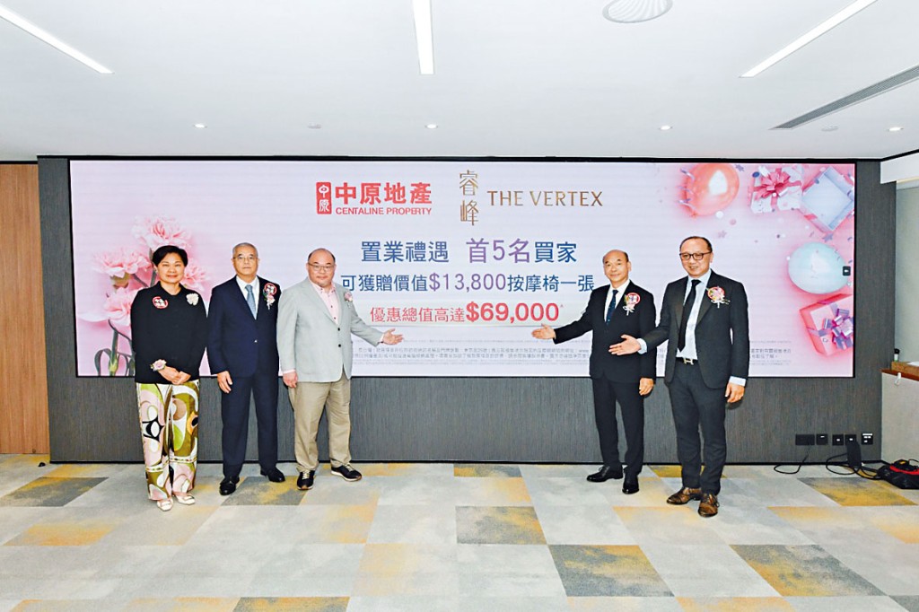 鼎珮合夥人馬宣義(左3)表示,睿峰2月起迄今累售70伙,平均成交呎價逾2.3萬。