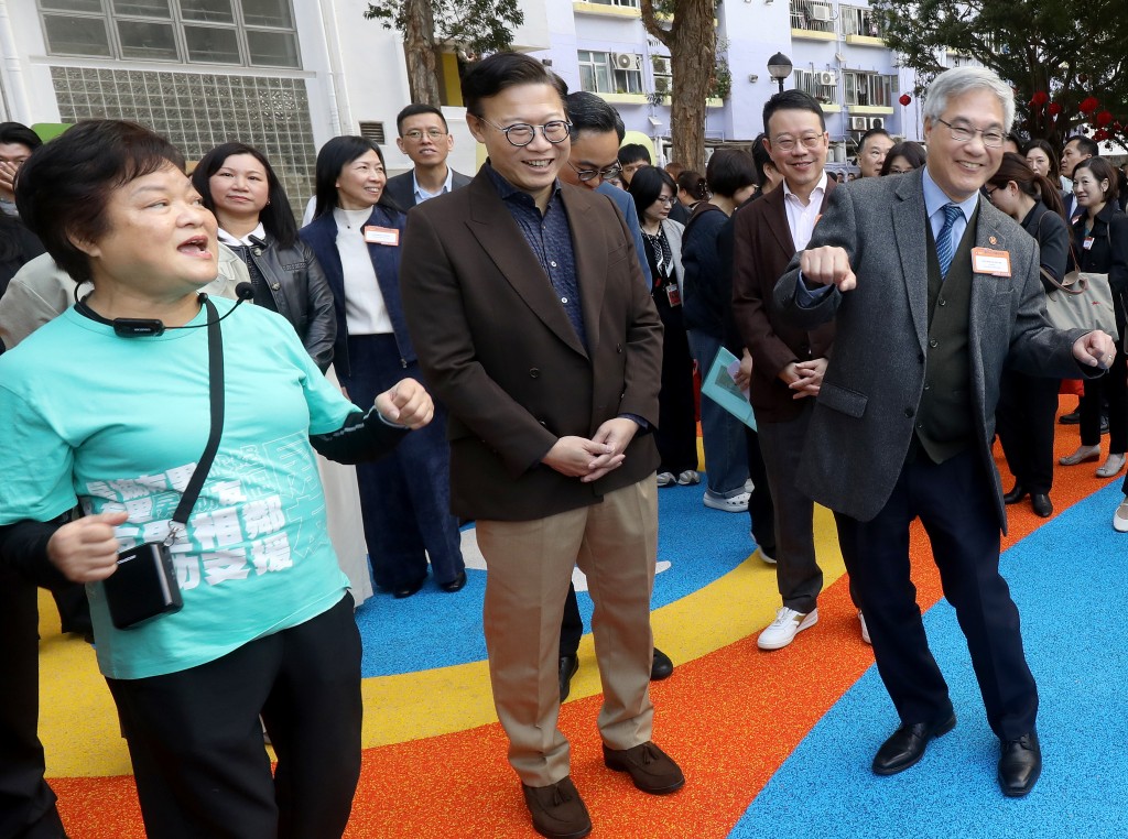 律政司副司长张国钧于乙明邨聆听居民对跨代共融游乐空间的意见。