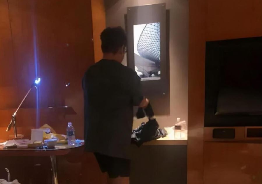 爆料的相片，男子又是影背面。