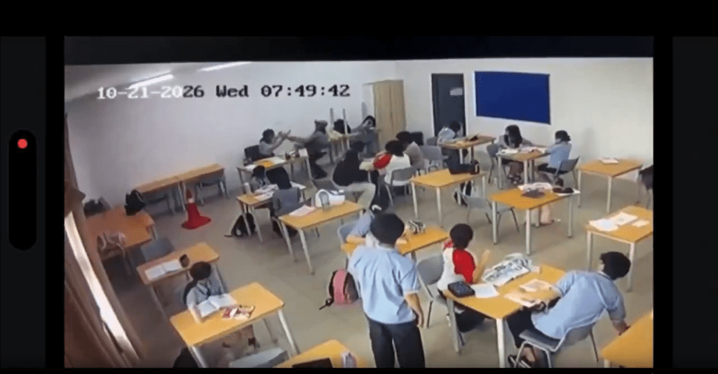 马来暴躁男学生不满利器被收,头戴手机直播挥斧砍伤女教师。Brahim_maldini & chaaaaww@X 马来暴躁男学生不满利器被收,头戴手机直播挥斧砍伤女教师。Brahim_maldini & chaaaaww@X