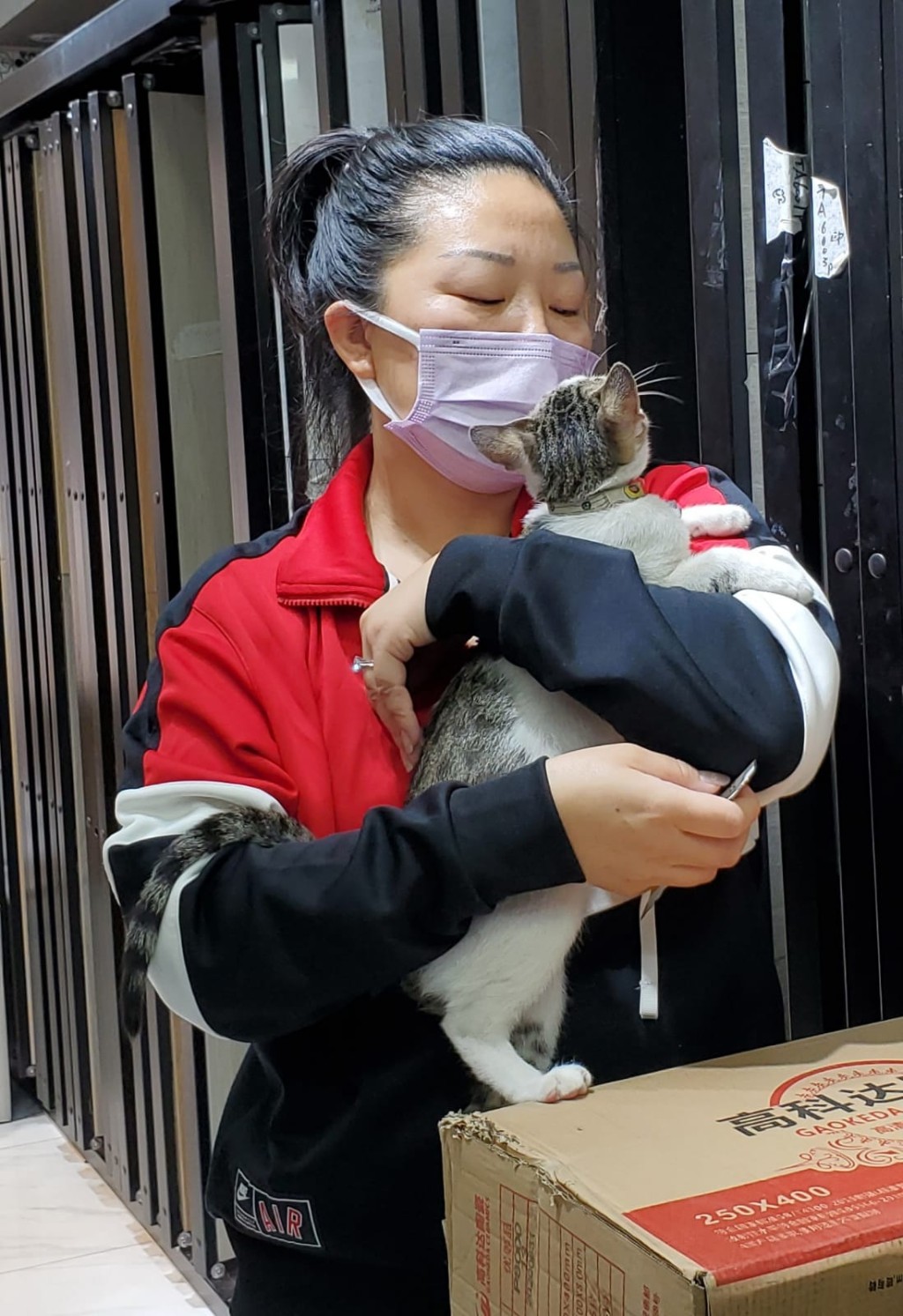 女主人將愛貓「可樂」又抱又攬。
