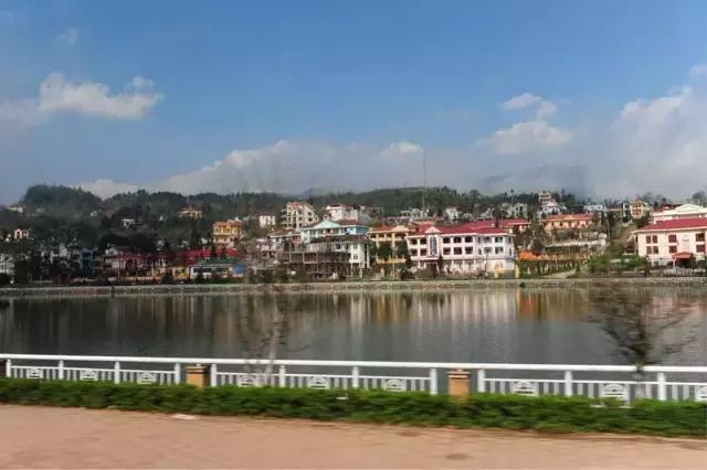 周向阳遭警方动员圊捕下被射杀于中越众河。示意图