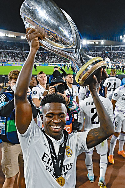 雲尼斯奧斯祖利亞賽後舉起歐洲超級盃。