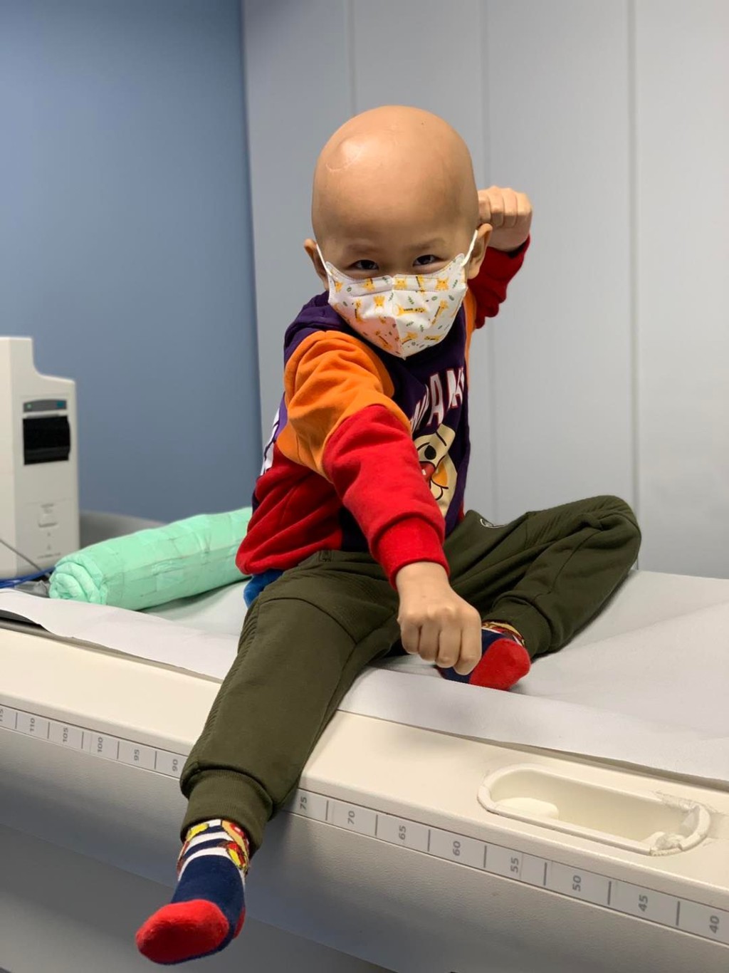4歲男童Sheldon一年前患上神經母細胞瘤第四，已抵達西班牙接受治療。FB圖片