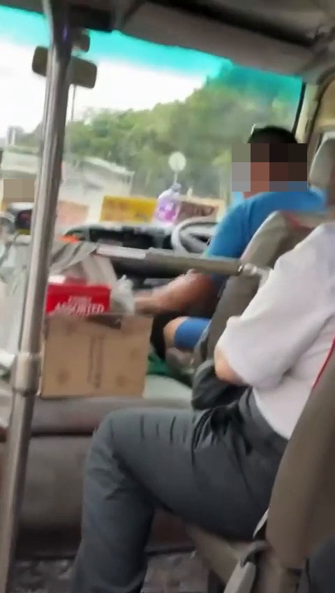如果係屯門嗰個我坐過佢幾次車啦,紅色小巴,自己同自己講嘢㗎喎,跟住喺度大笑,但係佢好好禮貌喎。fb「車cam L(香港群組)」截圖 如果係屯門嗰個我坐過佢幾次車啦,紅色小巴,自己同自己講嘢㗎喎,跟住喺度大笑,但係佢好好禮貌喎。fb「車cam L(香港群組)」截圖