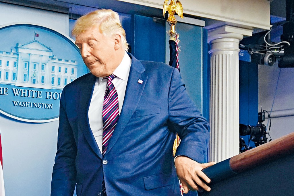 ■特朗普在白宫记者会上，未有回应记者提问及面露不悦地离开。