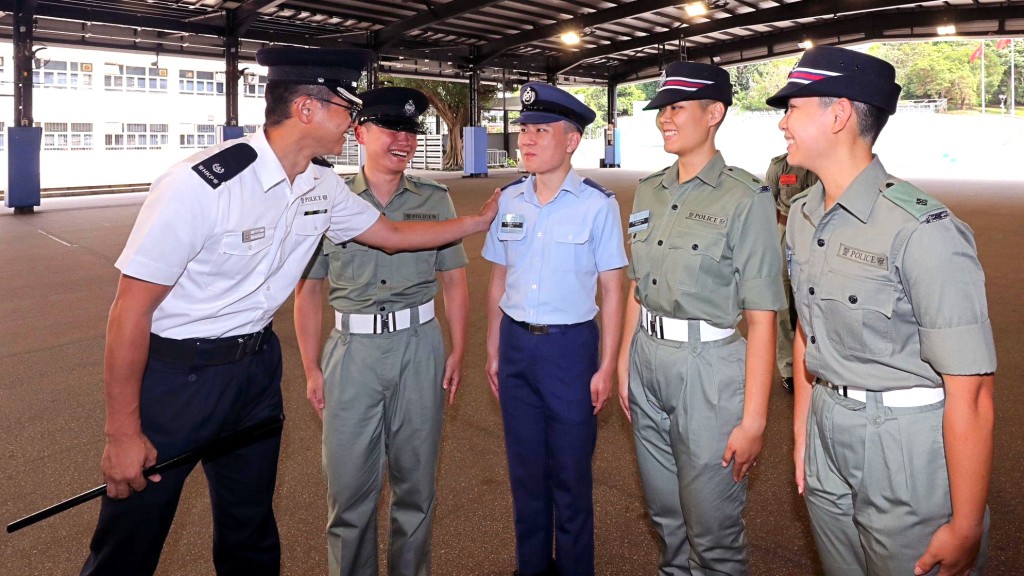 湯淦維（左一）與參與警隊見習督察 訓練課程的政府飛行服務隊人（中）及見習督察訓練班學員分享心得。