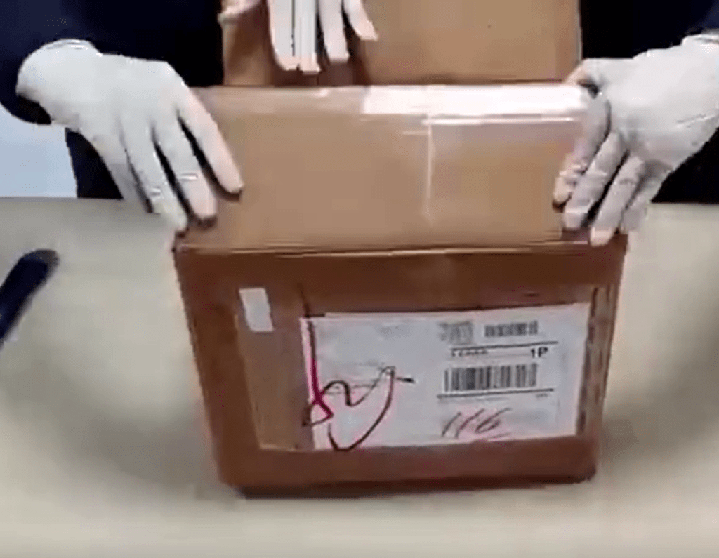 深圳郵局海關關員檢查一個可疑包裹。