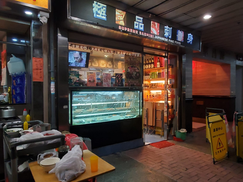 壽司店凍櫃玻璃遭扑爆。