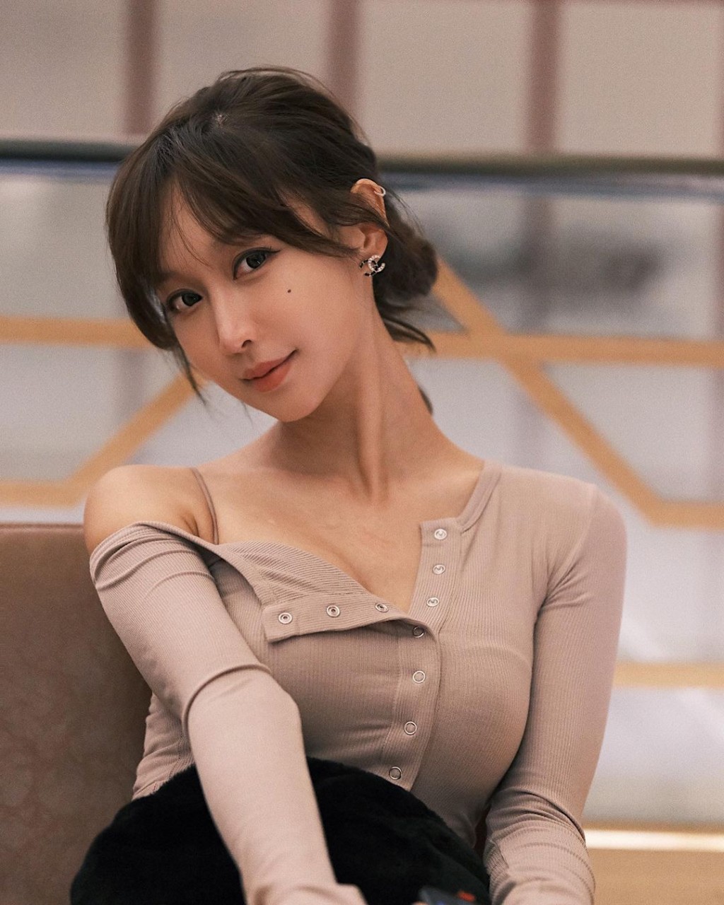 樂宜有34C、25、34的完美身段。