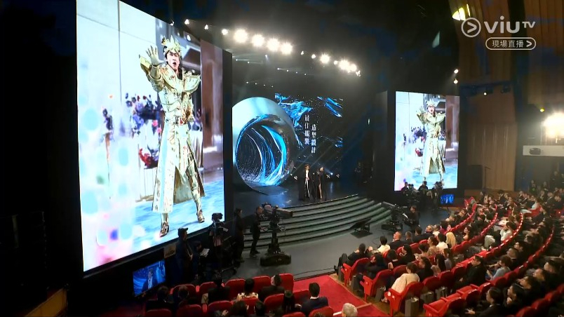 陈湛文与周家怡一同颁发最佳美术指导奖。
