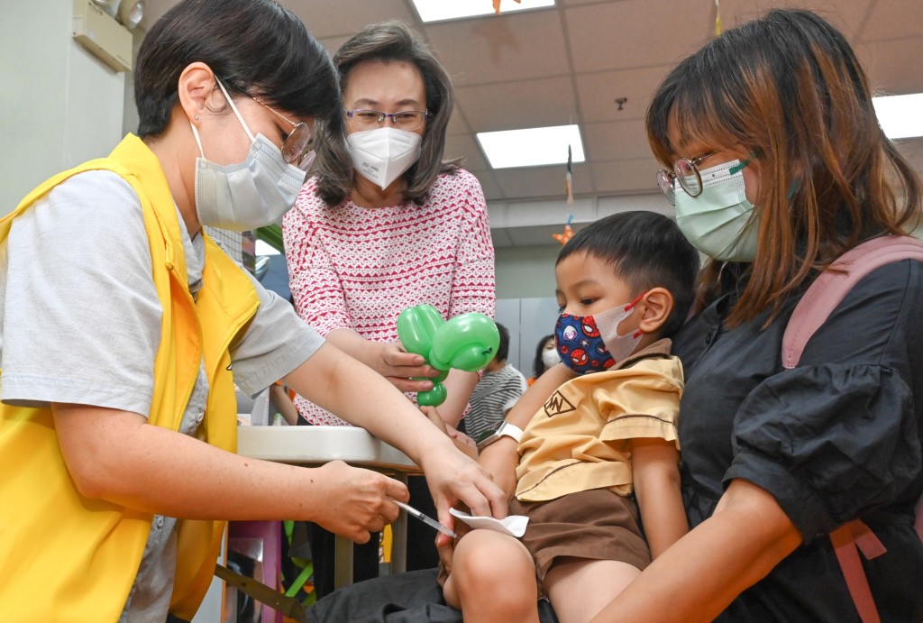 楊何蓓茵視察兒童接種疫苗。政府新聞處圖片