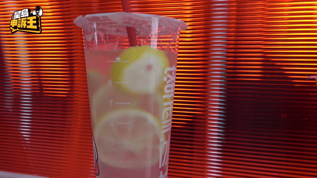 檸檬水加了新鮮檸檬片，酸咪咪很解渴。