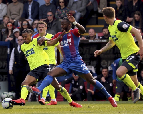 哈特斯菲爾德(黃衫)成第一隊降班的英超球隊。AP