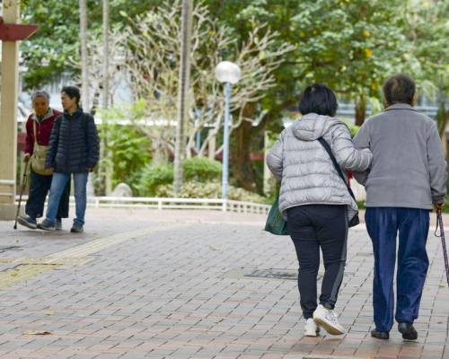 政府下月起向60至64歲長者發放1060元補助金。資料圖片