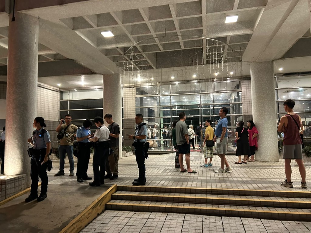 大約220名住戶疏散到安全位置。曾志恒攝