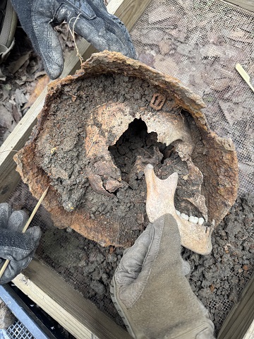 有幾個人頭骨直接受在生鏽日本陸軍頭盔內。 空援隊