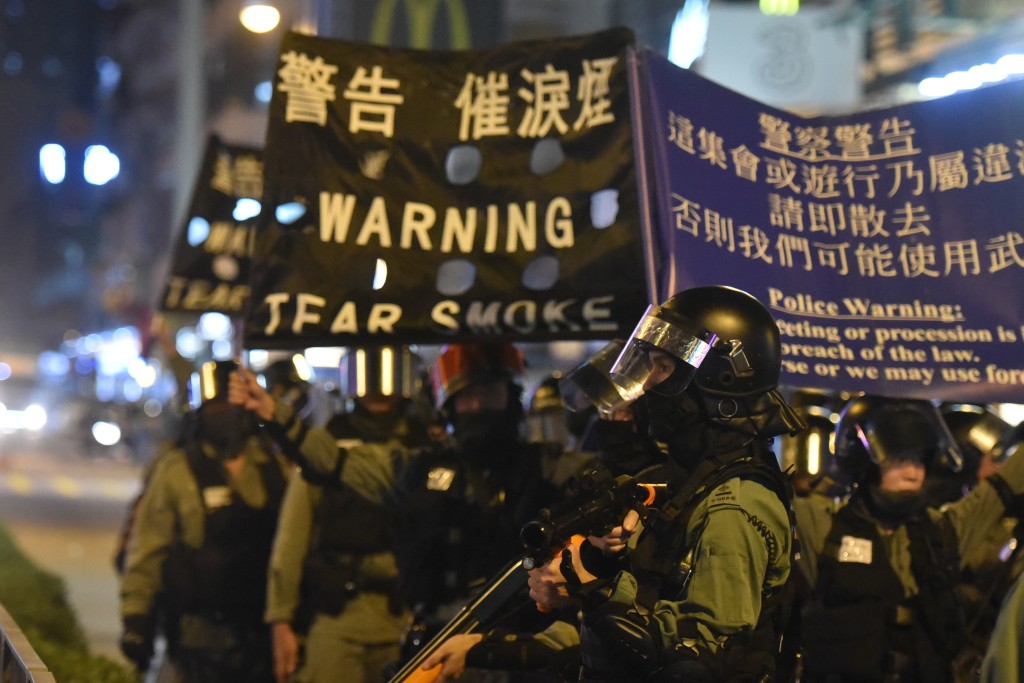 當晚大批示威者集結在荃灣一帶防暴警到場戒備。資料圖片