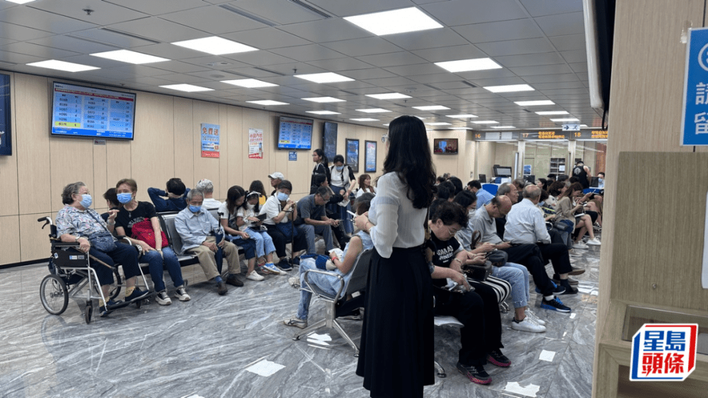 回鄉證︱上環中旅社預約額滿現人龍  有市民嫌「黑碼」麻煩無回內地