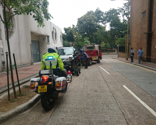 警方票控違泊車輛。 警方提供