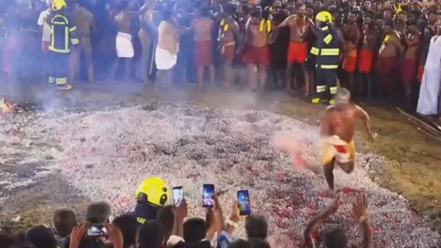 另一名信徒拿着火碟跑過,餘燼坑相起小火舌。 thelallantop.com 另一名信徒拿着火碟跑過,餘燼坑相起小火舌。 thelallantop.com