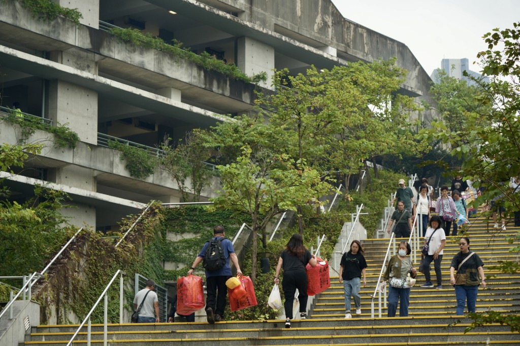 香港海關於9月30日至10月10日巡查全港各區，打擊商戶在重陽節前夕供應重量不足的應節祭品情況。資料圖片