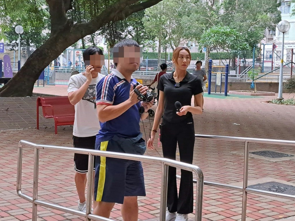 有網民拍到《東張西望》主持黎寬怡與遇襲藍衫男子。（網民CoCookie Ng圖片）