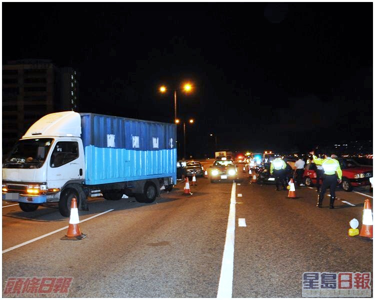 警方曾在觀塘繞道截停徵用汽車作路障攔截非法賽車。資料圖片