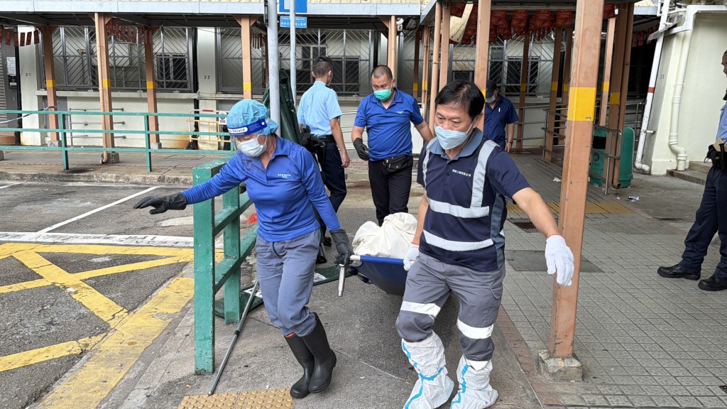 女死者遺體同被抬走。 女死者遺體同被抬走。