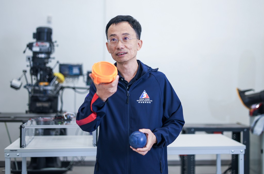 朱柏強展示以3D打印製成的硬地滾球特製模具。 朱柏強展示以3D打印製成的硬地滾球特製模具。